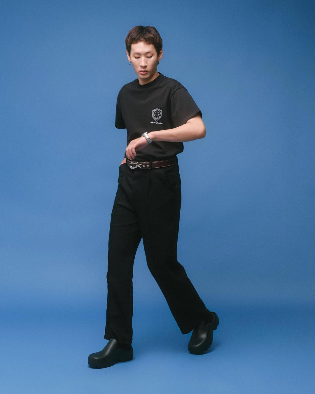 Walking Pose, Side Glance - Shot by Dang Hoang An (@hoangan.raw)