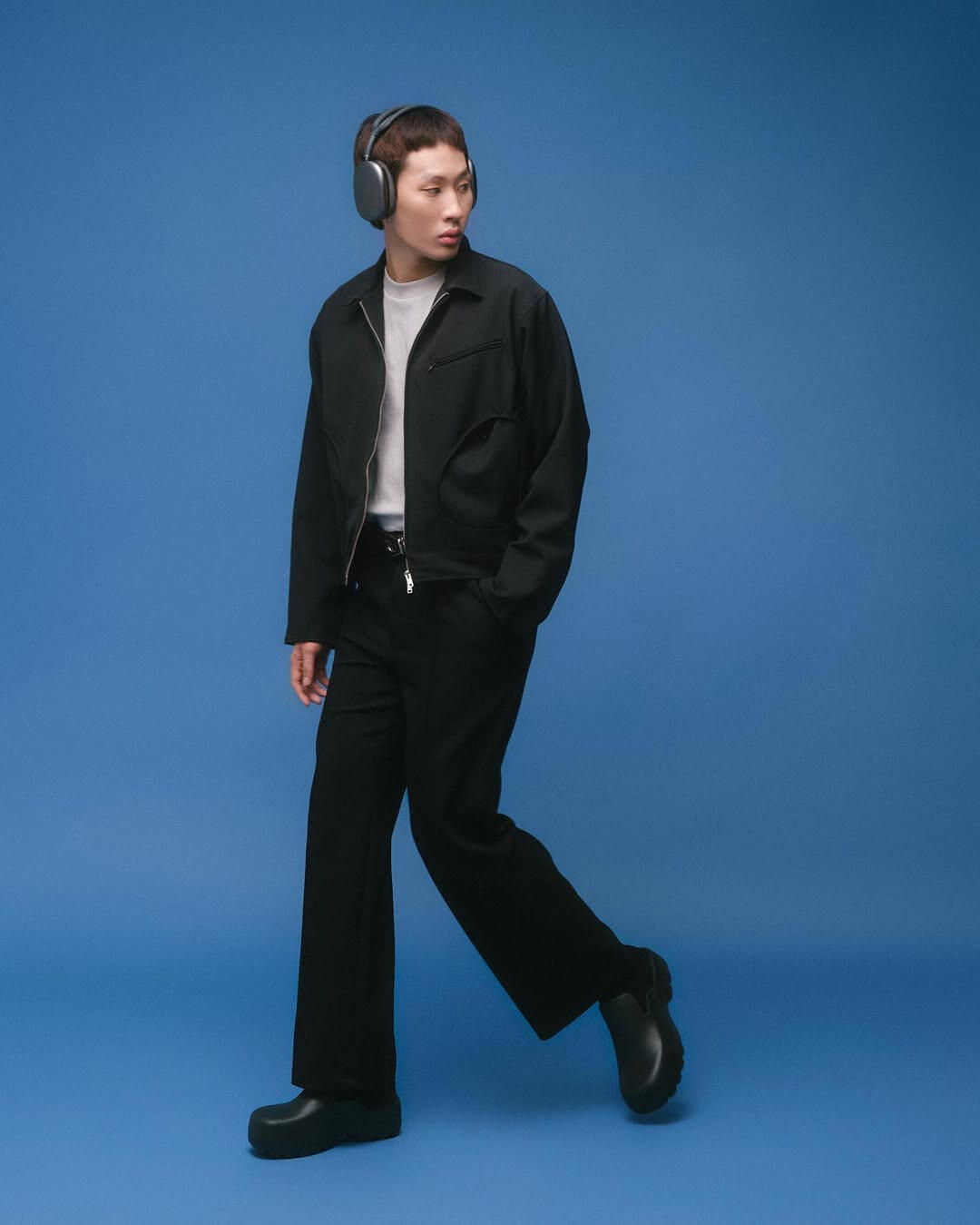 Walking Pose with Headphones - Shot by Dang Hoang An (@hoangan.raw)