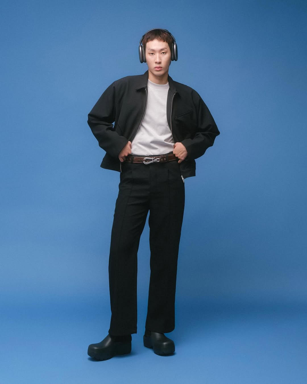 Hands-on-Waist, Zipper Opened - Shot by Dang Hoang An (@hoangan.raw)