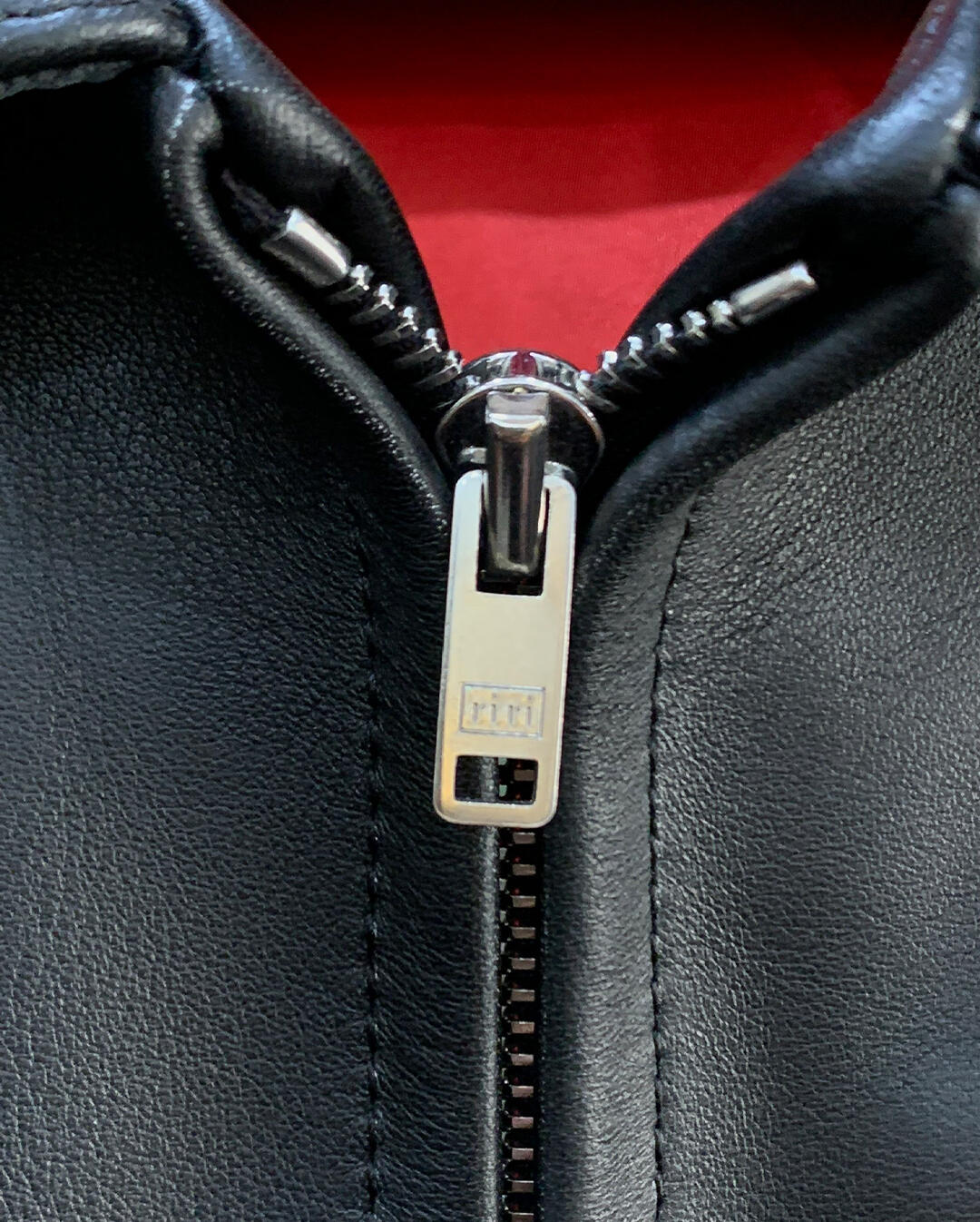 riri M6 Zipper